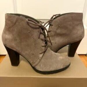 EUC! White Mountain Suede Platform Lace Up Booties